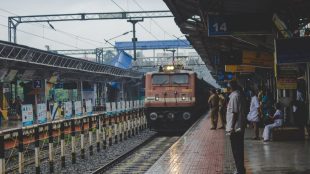 people-watching-as-train-approaches_1353-227.jpg